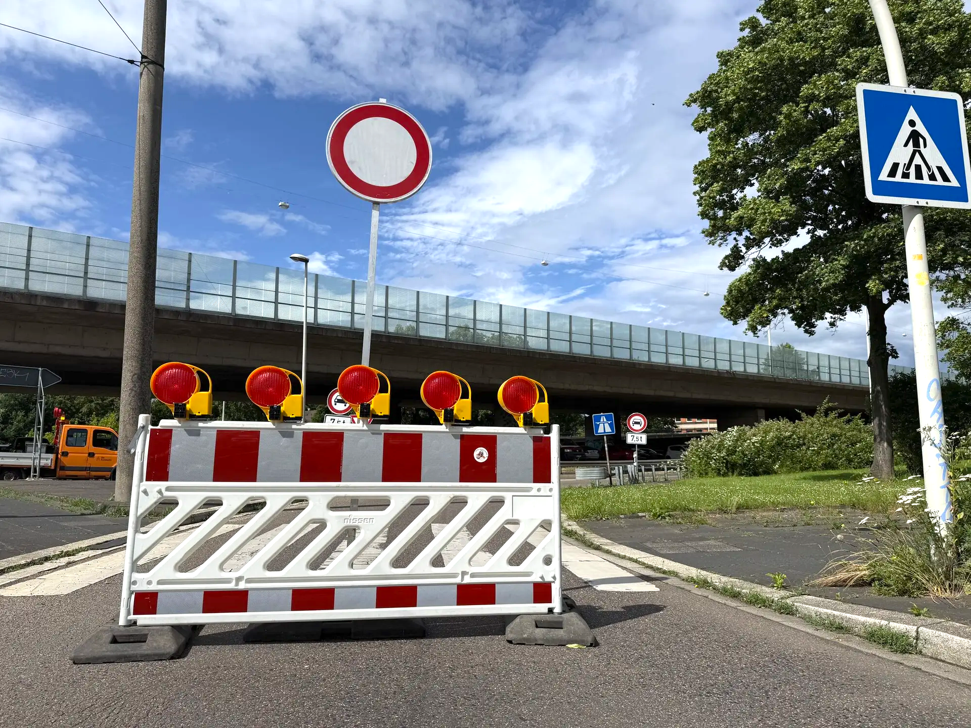 Sperrbaken vor einer Auffahrt zur Nordbrücke