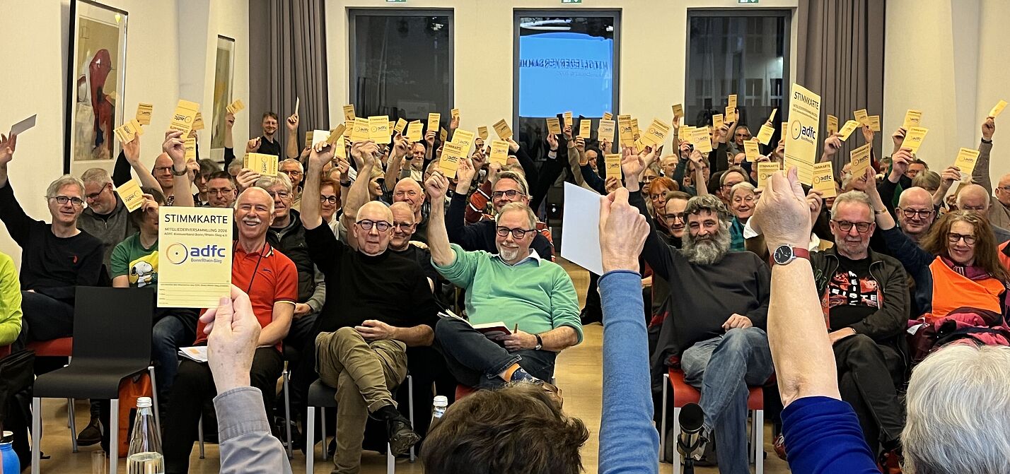 Blick in den Saal - ADFC-Mitglieder stimmen ab