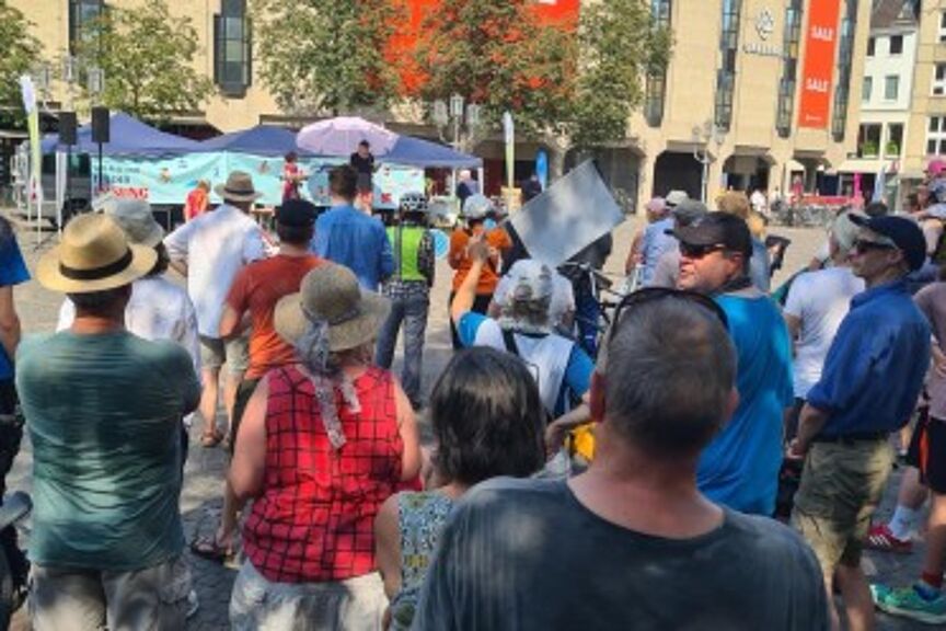 Friedlich Demonstrierende auf dem Bonner Münsterplatz