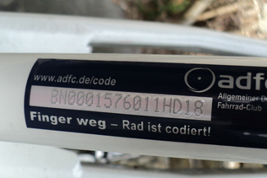 Bild vom einem auf dem Fahrradrahmen eingraviertem Code
