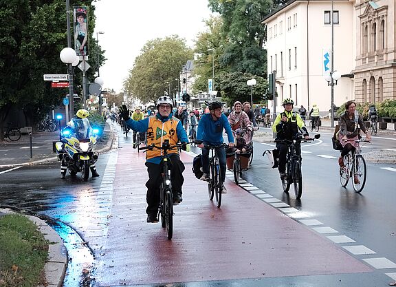 Bild von einer Fahrraddemo, rund 900 Radfahrende auf der Adenauerallee in Bonn
