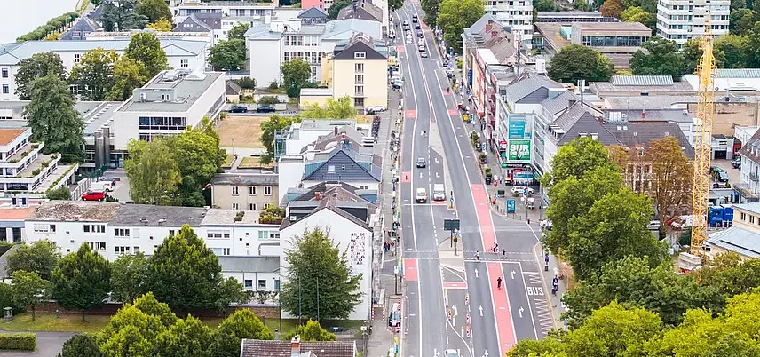 Luftbild von der Adenauerallee, Bonn, rot eingefärbte Radstreifen deutlich erkennbar