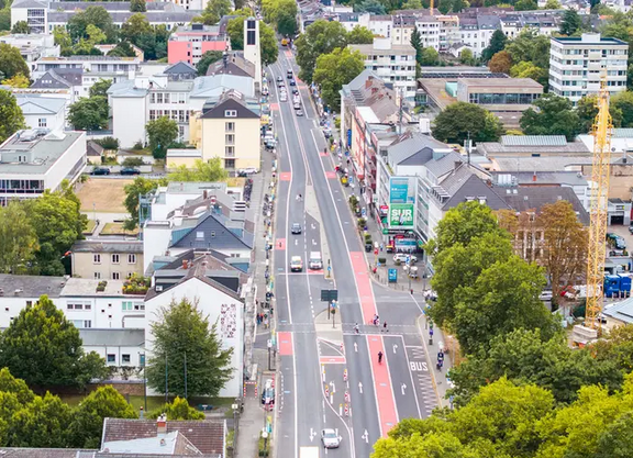 Luftbild von der Adenauerallee, Bonn, rot eingefärbte Radstreifen deutlich erkennbar
