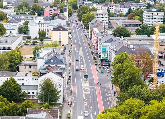 Luftbild von der Adenauerallee, Bonn, rot eingefärbte Radstreifen deutlich erkennbar
