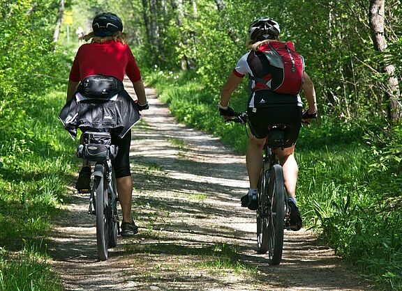 2 Fahrradfahrerinnen im Wald