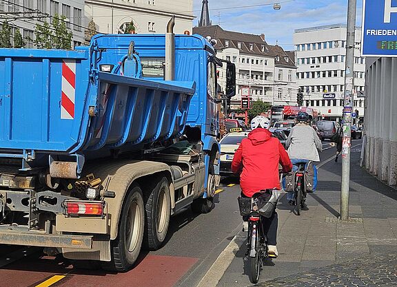Foto eines Abschnitts der Oxfordstraße mits einem blauen Lkw und bedrängten Radfahrern , die auf den Bürgersteig ausweichen