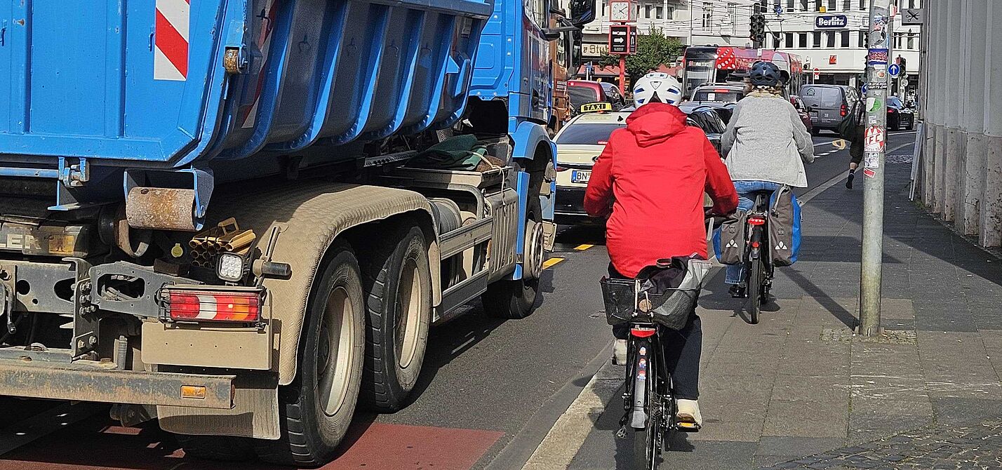 Bild von der Oxfordstraße Links ein LKW rechts ziemlich bedrängte Radfahrende auf dem Schutzstreifen