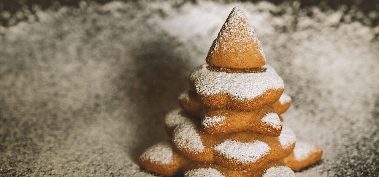 Abbildung eines mit Puderzucker bestreuten Weihnachtsbaumes aus Lebkuchenba