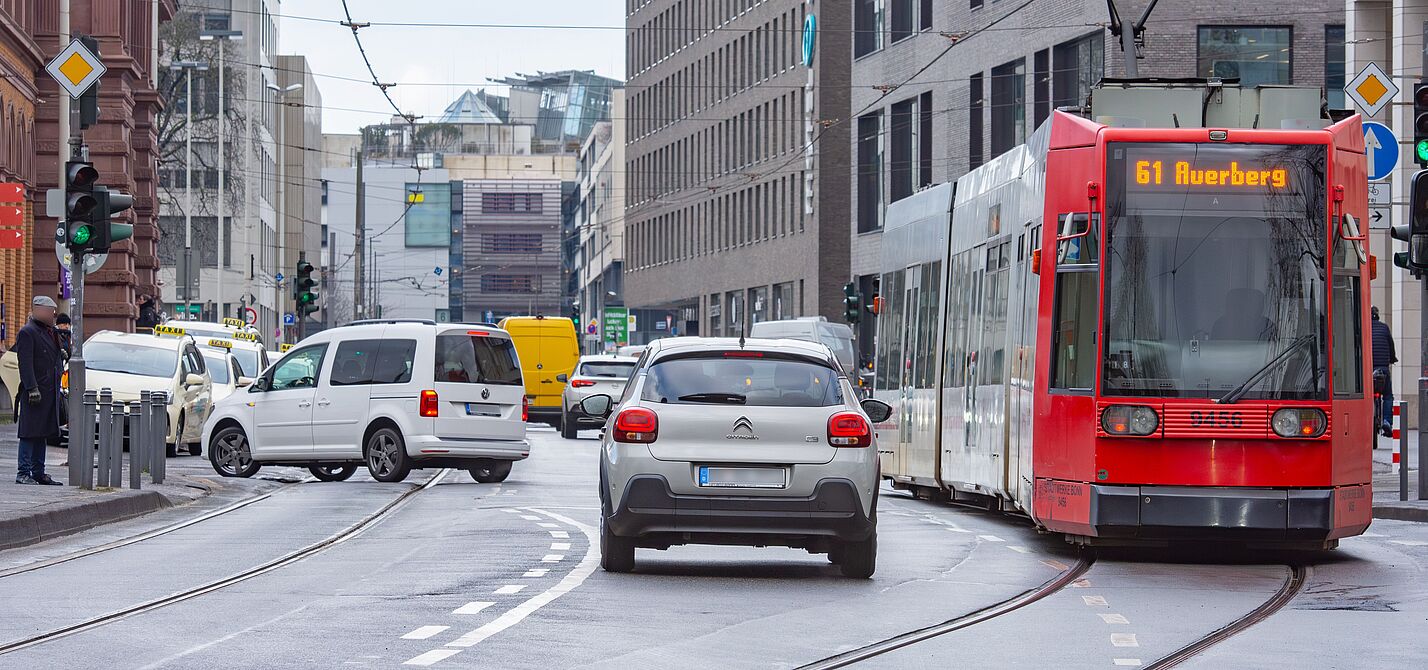 Verkehrssistuation mit Straßenbahn und Autos am Hauptbahnhof