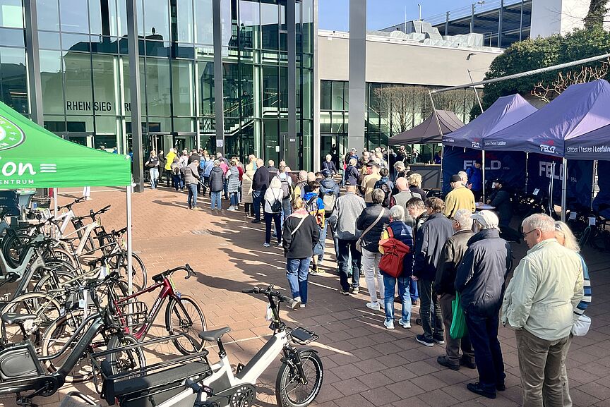 Menschen stehen Schlange vor dem Rhein Sieg Forum - Messe rad+freizeit