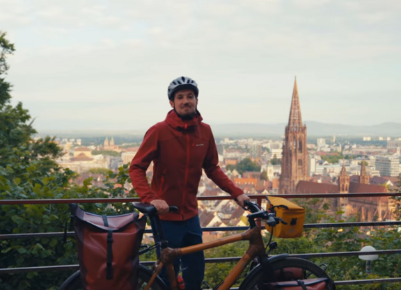 Bild vom Filmemacher auf Fahrrad beim Start seiner Reise in Freiburg