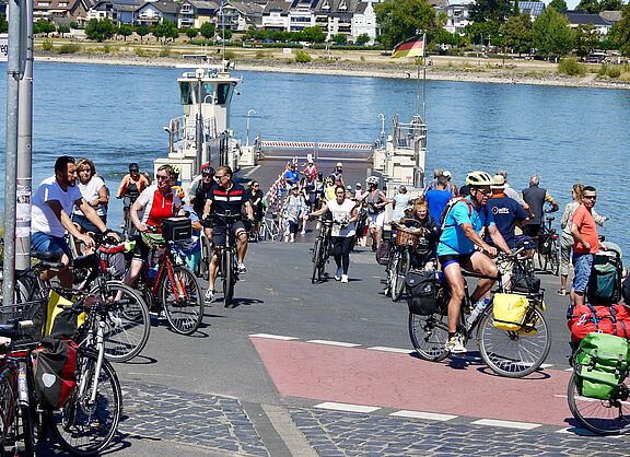 Foto von einer Fähre mi der viele Fahrradfahrende übergesetzt haben