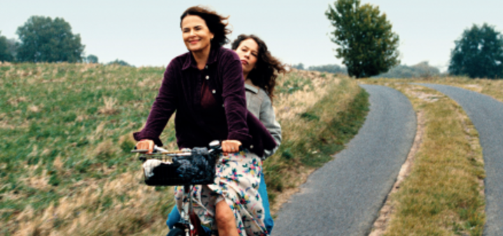 2 Frauen auf einem Fahrrad über Feldweg fahrend, Szene aus dem Film Miroirs No. 3