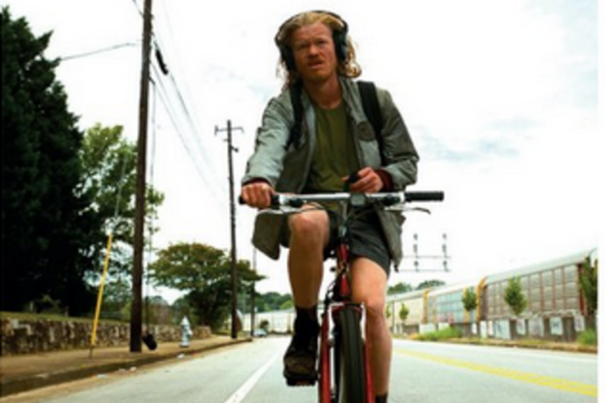 Filmszene: auf einer Straße Radfahrender