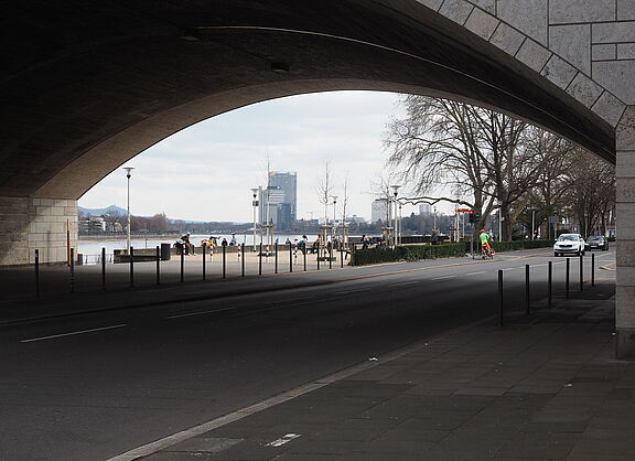 Rheinufer unter der Kennedybrücke
