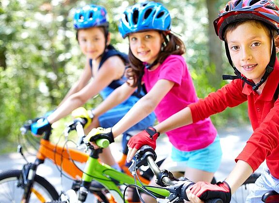 Kinder auf dem Fahrrad