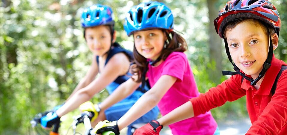 Kinder auf dem Fahrrad